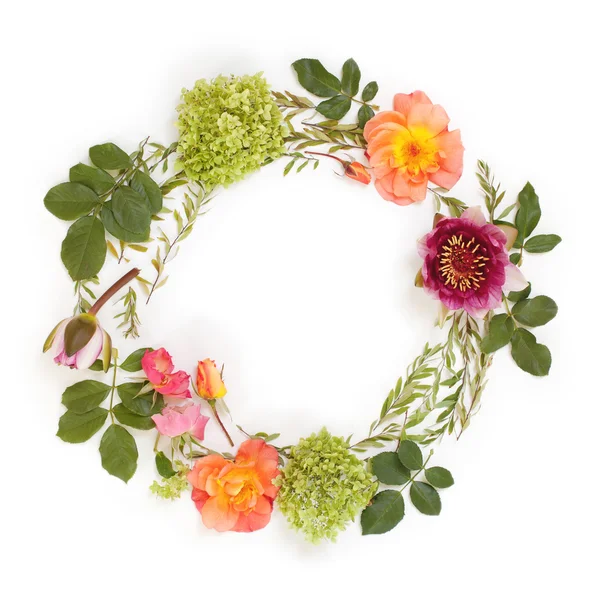 Цветочная круглая корона (венок) с цветами и листьями. Плоский лежал — стоковое фото