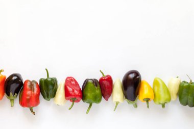 Renkli biber ve patlıcan beyaz arka plan üzerinde.
