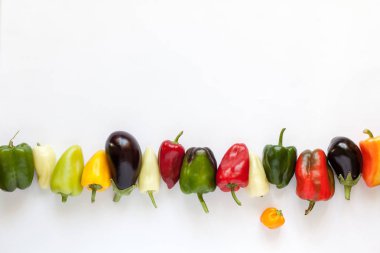 Renkli biber ve patlıcan beyaz arka plan üzerinde. 