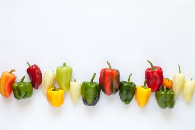 Beyaz arka plan üzerinde renkli biber. Üstten Görünüm