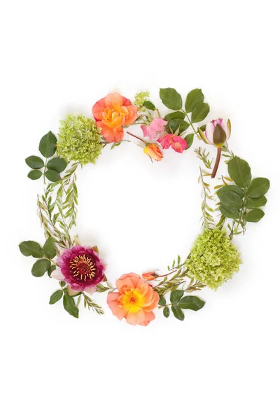 Floral round crown (wreath) with flowers and leaves. Flat lay — Stock Photo, Image
