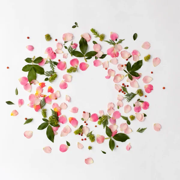 Creative floral round frame with rose petals and green leaves — Stock Photo, Image