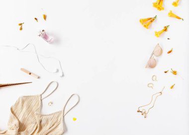 Kadın moda kıyafetler ve aksesuarlar beyaz izole 