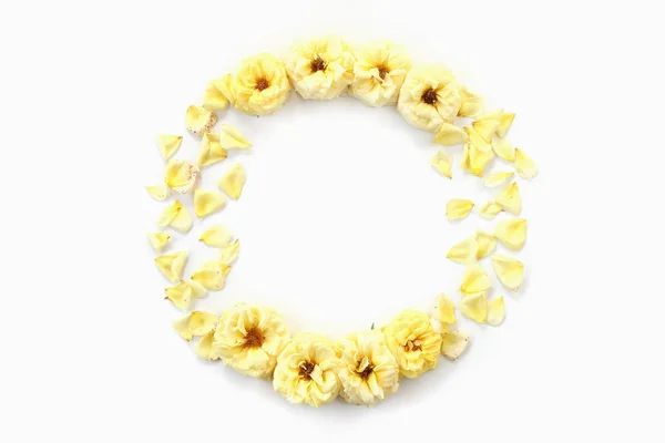 黄色のバラと白で隔離の花びらラウンド フレーム — ストック写真
