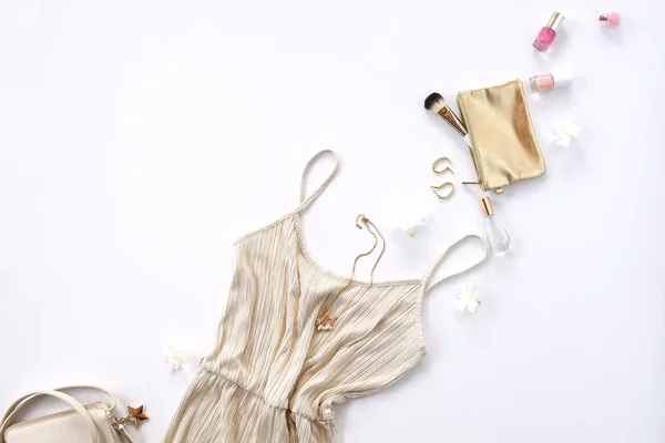 Fondo de mujer - ropa de estilo dorado y collage de accesorios — Foto de Stock