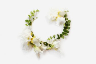 Çerçeve çiçek çelenk taze Iris beyaz çiçeklerden yapılmış 