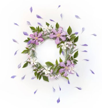 Çerçeve çelenk beyaz ve pembe çiçekli, dalları, yaprakları 