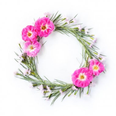 Düz yatıyordu çiçek kompozisyon. Karanfil ve gül çelenk yapılmış 