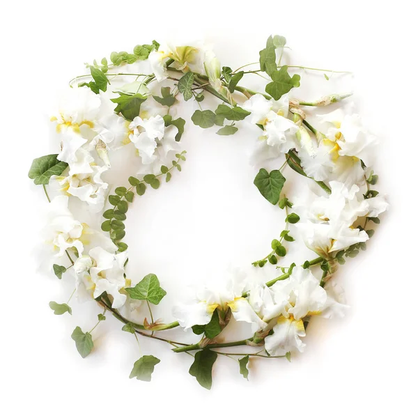 Cornice floreale rotonda fatta di fiori bianchi di iris freschi e edera — Foto Stock