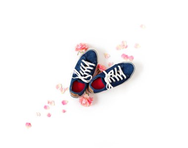 Denim izole beyaz dantel ile lastikbotlar. Pembe gül yaprakları