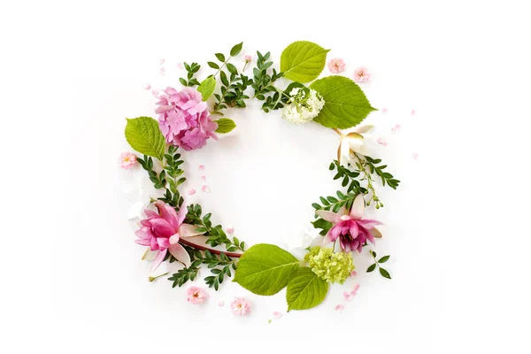 Creative floral arrangement. round frame with blooming flowers — Stock Photo, Image