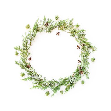 Noel yuvarlak çerçeve yapılmış herdem yeşil ve koniler
