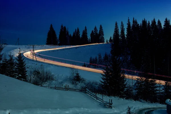 Kış karlı yolda araba ışıklar — Stok fotoğraf