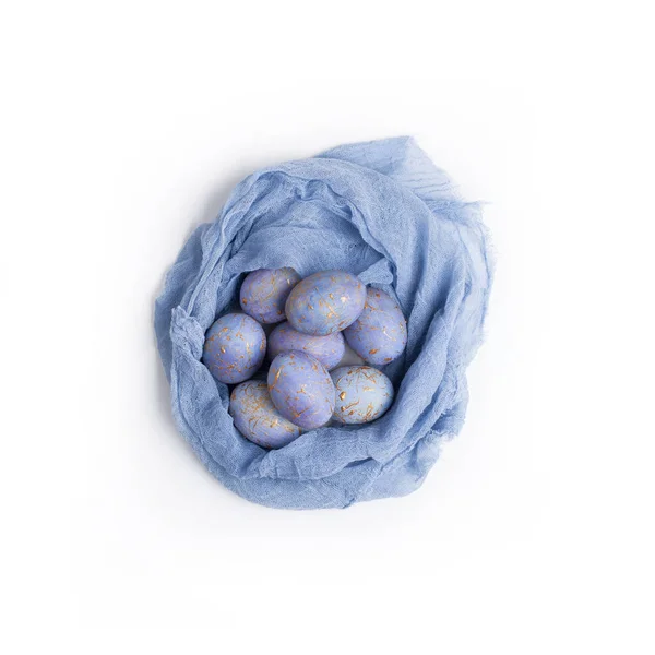 青のイースターエッグと創造的な巣 — ストック写真