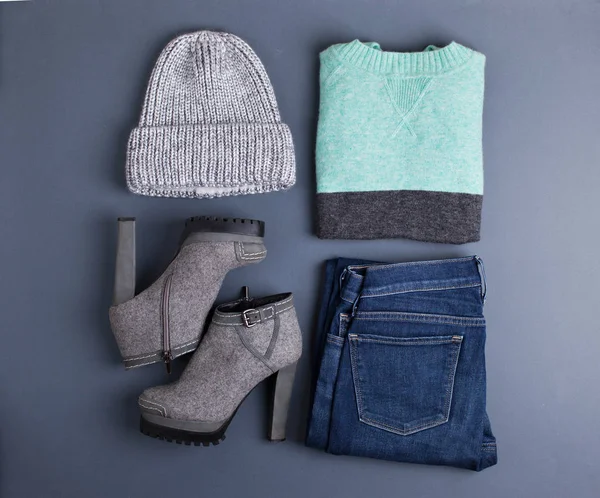 Moda giysileri ve aksesuarları pastel renklerde.