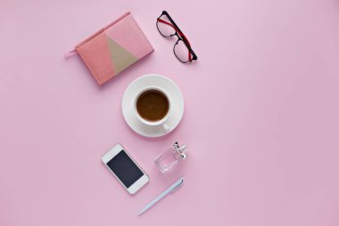 Güzellik Ofis Masası fincan kahve, defter, kalem ile.