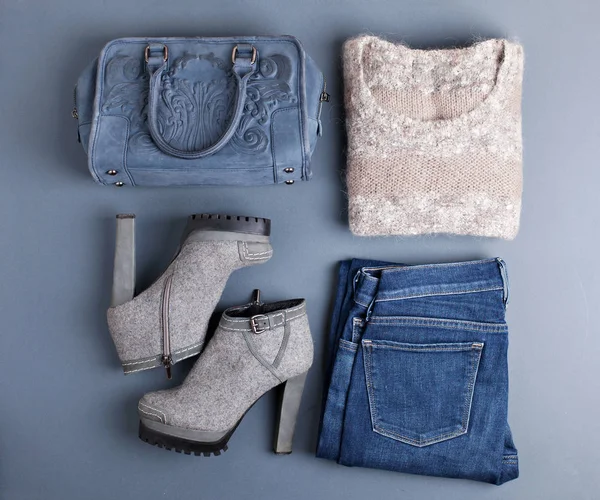 Moda giysileri ve aksesuarları pastel renklerde.