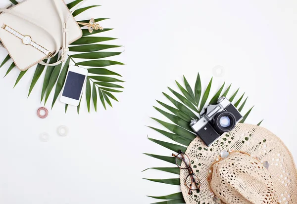 Traveler accessori femminili e foglie di palma tropicale — Foto Stock