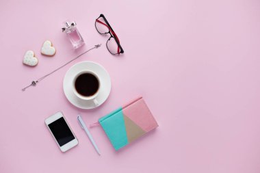 Pembe bir arka plan üzerinde Ofis Masası