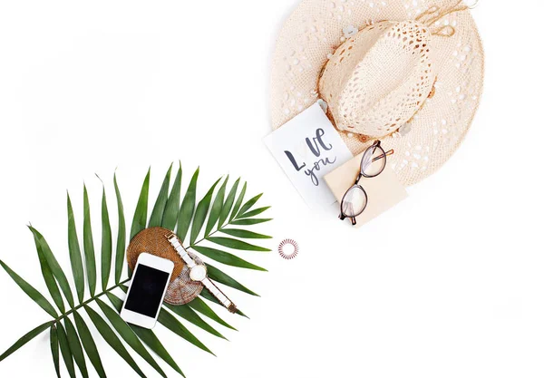 Аксессуары для путешественников - пальмовый лист, соломенная шляпа, очки . — стоковое фото