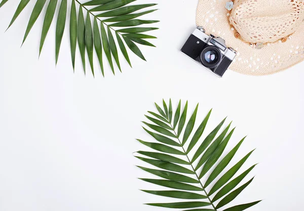 Plat lag reiziger accessoires op witte achtergrond — Stockfoto