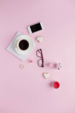 Kadınsı aksesuarları ile düz yatıyordu Ev Ofis Masası. 