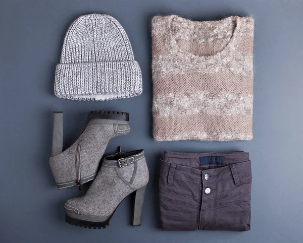 Moda giysileri ve aksesuarları pastel renklerde.