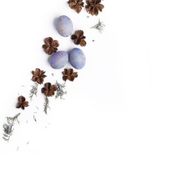 Yaratıcı Paskalya düz lay yumurta ile düzenleme.