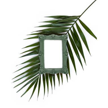 Yeşil çiçekli vintage çerçeve beyaz üzerine yatıyordu.