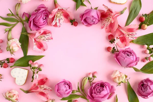ピンクのバラの花、枝、葉のフレーム. ロイヤリティフリーのストック写真