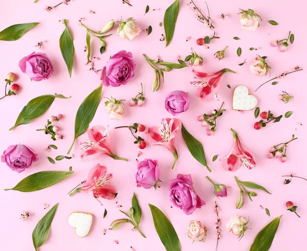 Floral μοτίβο από τριαντάφυλλο μπουμπούκια, λουλούδια κρίνου σε ροζ φόντο. — Φωτογραφία Αρχείου