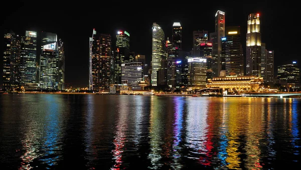 Gece şehir suya yakın