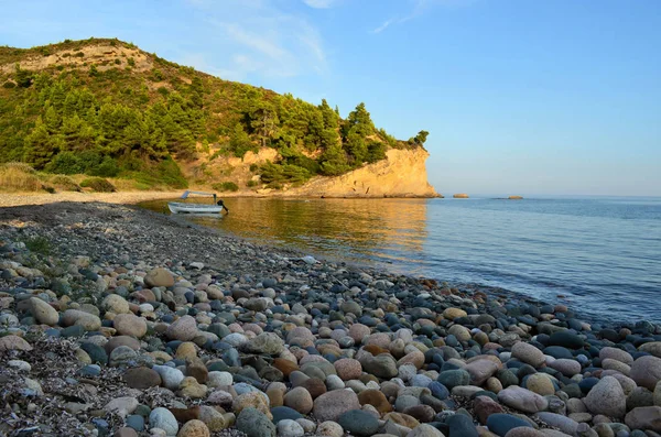 Yalnız bir sahilde tekne