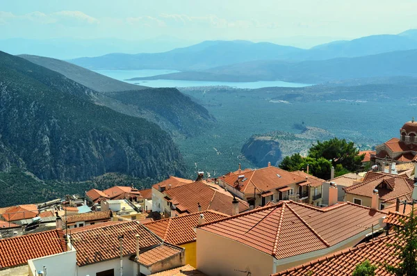 Denizin kenarında dağlardaki kasaba