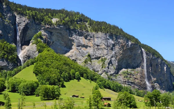 Alp Vadisi'nde şelale