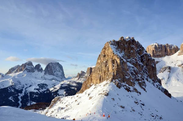 Alp karla kaplı dağlar ve kayalar