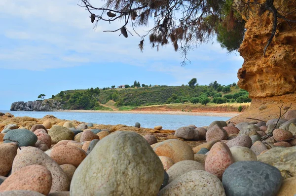 Sahil büyük çakıl taşları ile