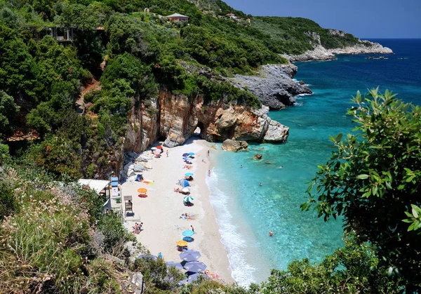 Akdeniz Sahil kayalar arasında