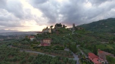 Düzülmüş Toskana üstgeçidin günbatımı ışığı