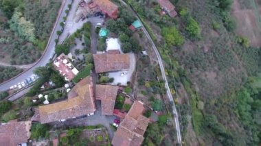 Düzülmüş Toskana üstgeçidin günbatımı ışığı