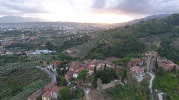 Gorgeus tuscany flyover dengan cahaya matahari terbenam — Stok Video