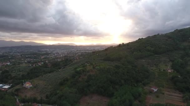 Magnifique survol de la toscane, avec la lumière du coucher de soleil faite avec drone — Video