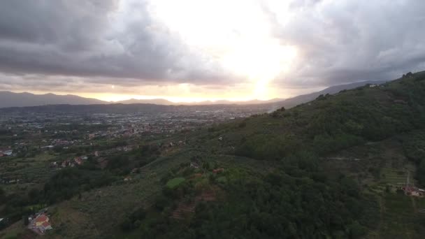 Magnífico volante de tuerca, con luz del atardecer hecha con dron — Vídeos de Stock