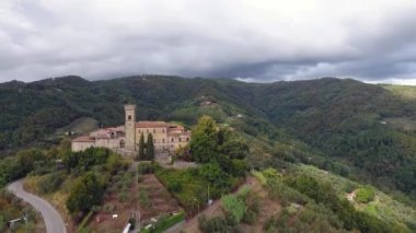 Drone ile hava atış, muhteşem klasik küçük İtalyan köy yeşil doğanın ortasında tepe geçidi üzerinde yapılan