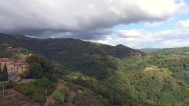 hava atış, muhteşem Toskana hills günbatımı ışık, Toskana köprü ile manzara. 