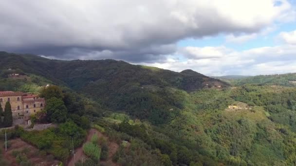 prise de vue aérienne, magnifique paysage de collines de la Toscane avec la lumière du coucher du soleil, survol de la Toscane  