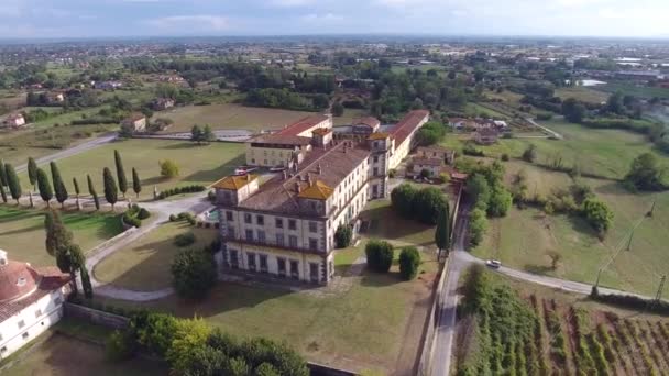 Vue aérienne, magnifique villa italienne classique en survol de la Toscane, faite avec un drone — Video