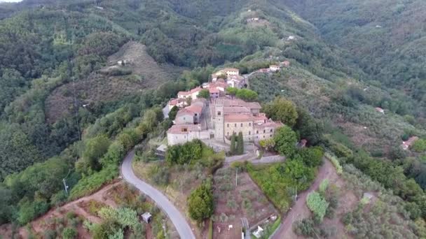 Antenn skott, underbara klassiska Toscana by på den kulle flyoveren, gjort med drönare — Stockvideo