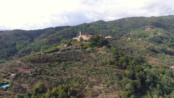 Plano aéreo, magnífico clásico pequeño pueblo toscano en el paso elevado de la colina, hecho con dron — Vídeos de Stock