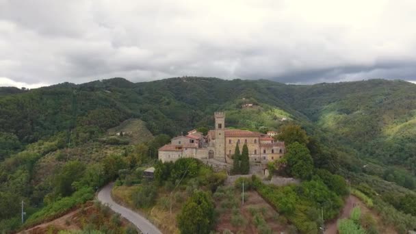 Luftaufnahme, wunderschönes klassisches kleines toskanisches Dorf auf der Überführung des Hügels, mit Drohne gemacht — Stockvideo